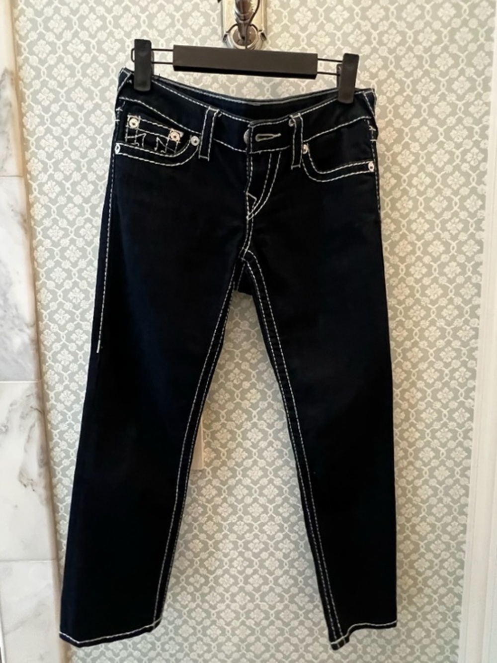 True Religion - Low Rise Capri with White stitching Size 26 Like New